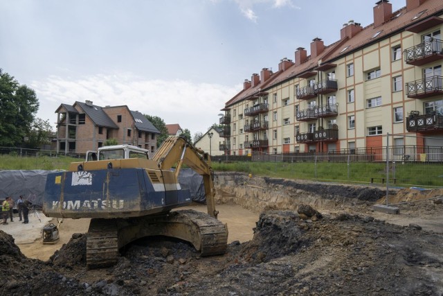 Zakończył się pierwszy etap prac przy nowym bloku na ulicy Witczaka.