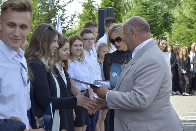 Zakończenie roku szkolnego w Zespole Szkół ner 3 w Skierniewicach odbyło się na placu przed szkołą. To wyjątek wśród skierniewickich szkół. Poza nagrodami za różnorodne osiągnięcia, uczniowie otrzymali również słodycze.