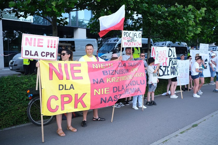 Protest pod siedzibą CPK. Przeciwko dotychczasowym i planowanym przez spółkę działaniom. CPK zamiast tego zachęca do udziału w konsultacjach