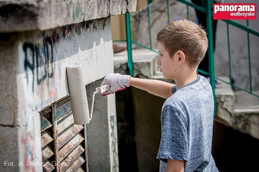 Uczniowie zamalowali graffiti na budynku swojej szkoły