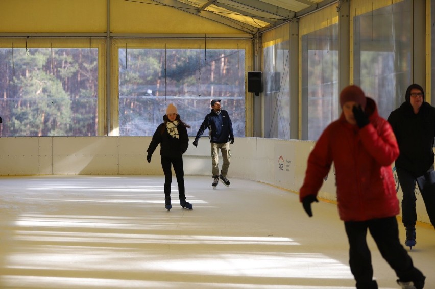 Sobota, 26 lutego na lodowisku na Stadionie w Kielcach...