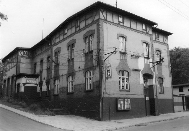 Dom Kultury i kino Światowid w Orzegowie. Powstał w roku 1910.
Pomimo iż budynek był wpisany na listę zabytków i był w nie najgorszym stanie został wyburzony w roku 2004.