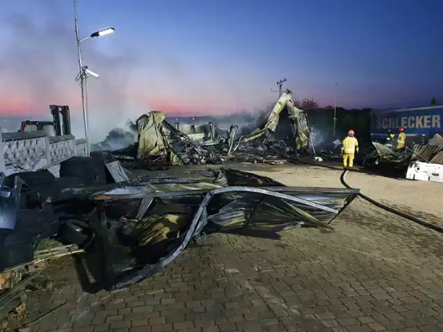 Pożar składowiska opon w Wielowsi pod Międzychodem. 13 zastępów straży pożarnych w akcji (13.05.2022).