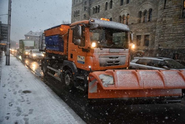 Pługopiaskarki są w pełnej gotowości, czekają na atak zimy