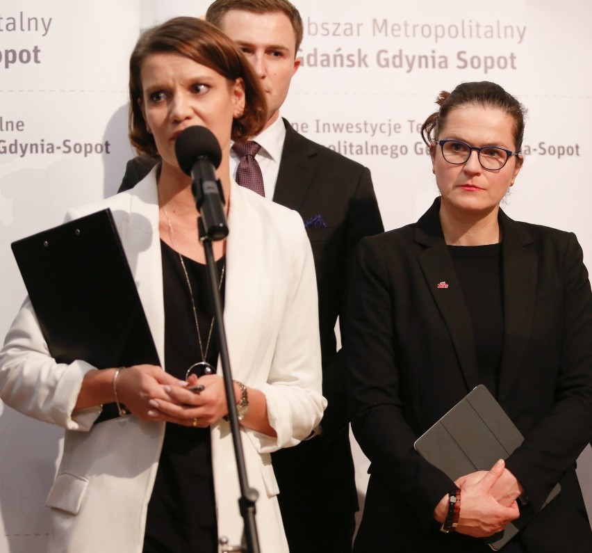 Wiceprezydent Gdyni Katarzyna Gruszecka-Spychała (z lewej)...
