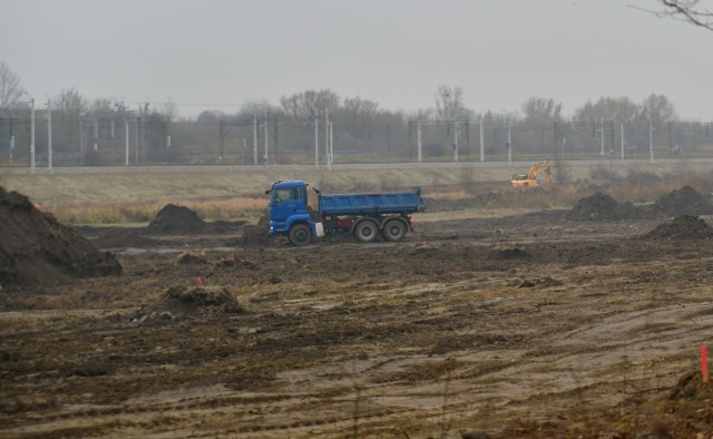 Między ulicą Olsztyńską i torami trwają prace przy budowie zbiornika, przy torach w przyszłości będzie  biegła trasa NS.