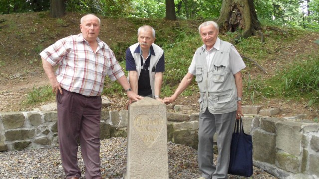 Krystyn Ptok (z lewej), Mariusz Dmetrecki i Henryk Paduch przy pomniku Charlotten thal gegr 1896