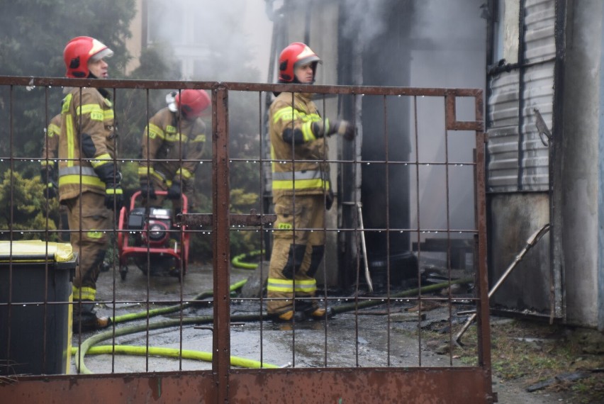 Pożar w centrum Gniezna. Palił się budynek przy ulicy Jeziornej