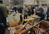 Tak handlowano przy Hali Targowej w Krakowie w latach 90. To miejsce tętniło życiem! Archiwalne zdjęcia