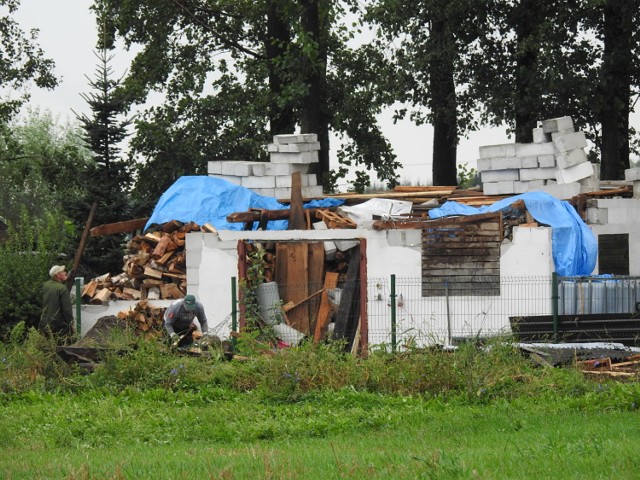 Trwa szacowanie strat. Ucierpiały budynki mieszkalne i gospodarcze, a także pobliski las