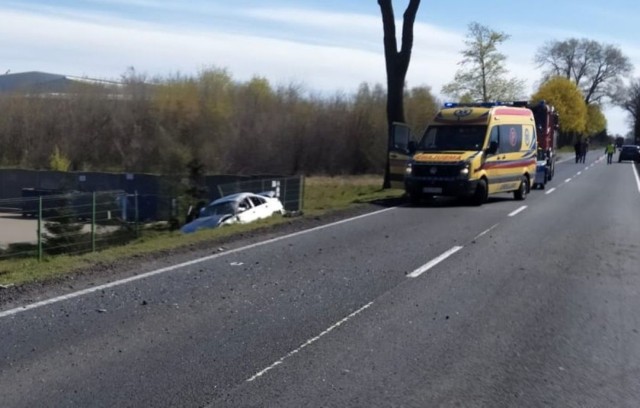 Dziś rano (18 kwietnia) na drodze krajowej nr 15 w Strzelnie doszło do bardzo poważnego wypadku. 45-letnia kobieta z obrażeniami kręgosłupa, biodra i nóg została przetransportowana helikopterem LPR do szpitala w Bydgoszczy.