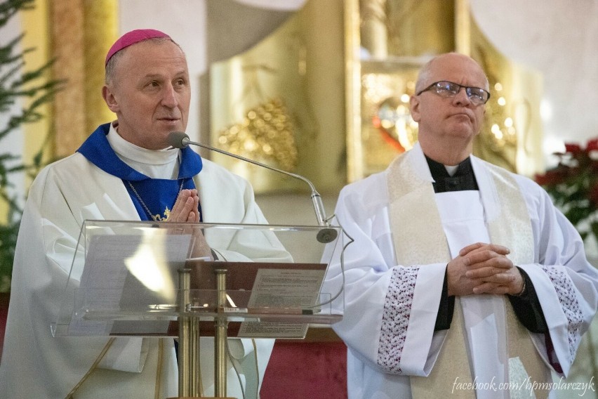 Ksiądz biskup odprawił mszę świętą w poniedziałek w kościele...