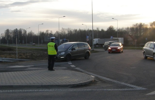 Ta scena przejdzie do historii - policjanci puszczają pierwszy samochód na autostradę w kierunku Krakowa