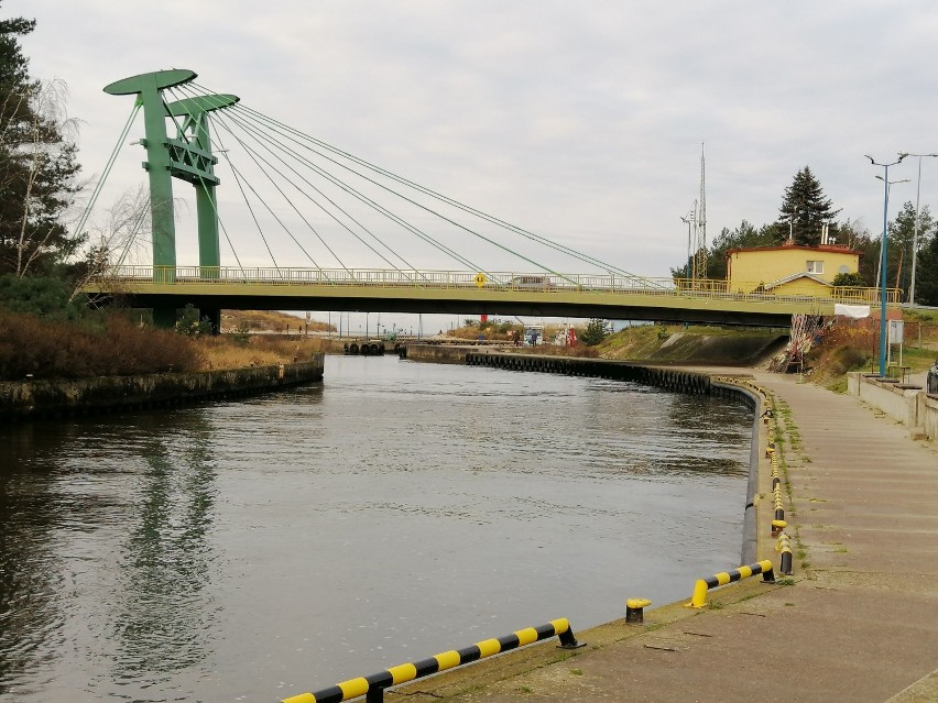 Świąteczny spacer po porcie w Dźwirzynie. Niespokojne morze i piękna plaża