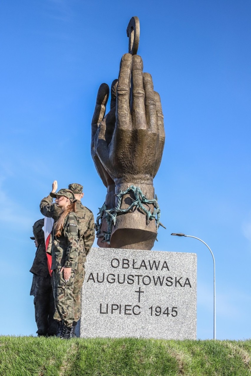 Ofiary Obławy Augustowskiej upamiętnione w Sokółce. Na rondzie został odsłonięty pomnik pamięci pomordowanych  