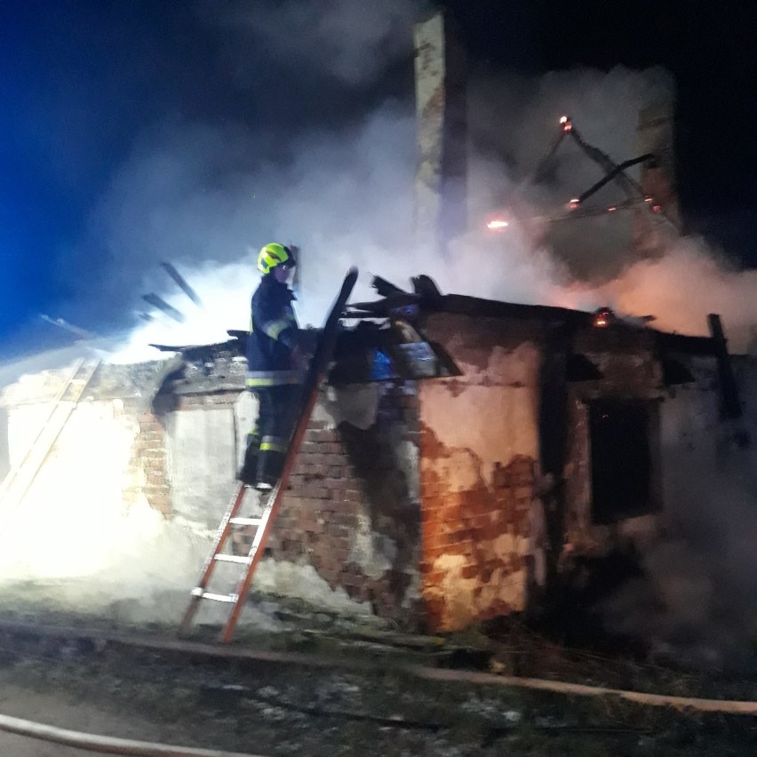 Pożar budynku w Szembruku. W akcji siedem zastępów straży pożarnej [zdjęcia]