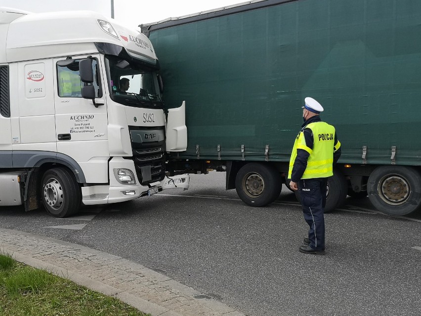 Zderzenie dwóch ciężarówek na rondzie Wyszyńskiego w Grudziądzu