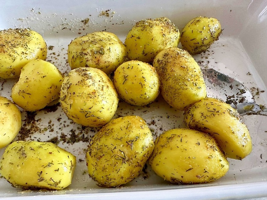 Wrzuć ziemniaki do gotującej się wody. Po około 8 minutach...