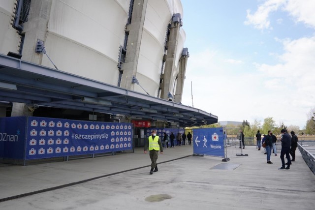 Sytuacja na Stadionie Miejskim nie jest odosobniona. Problemy z dostawami szczepionek pojawiły się w całym kraju. Punkty szczepień zostały zawieszone również m.in. w Łodzi, Krakowie, czy Sosnowcu.