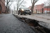 W poniedziałek kolejny etap remontu ul. Struga. Ulica jest przejezdna, ale w złym stanie ZDJĘCIA