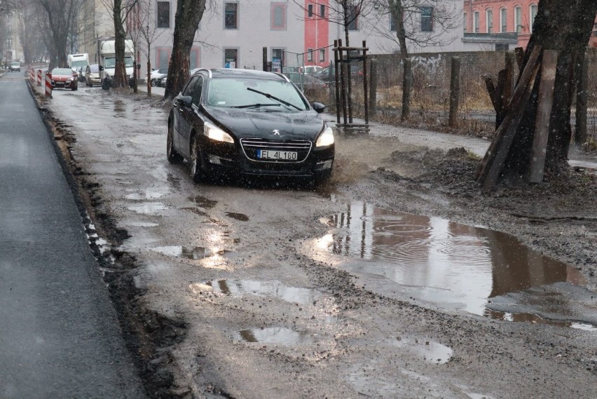 W poniedziałek kolejny etap remontu ul. Struga. Ulica jest przejezdna, ale w złym stanie ZDJĘCIA