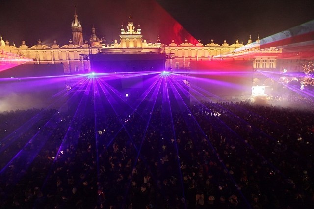 Kraków: kilkanaście tys. osób powitało Nowy Rok na Rynku [ZDJĘCIA]