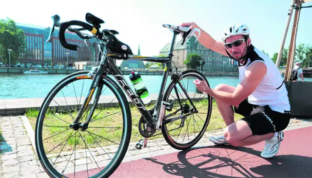 Typowo sportowy ubiór sprawdzi się w dłuższych trasach. Jest wygodny.