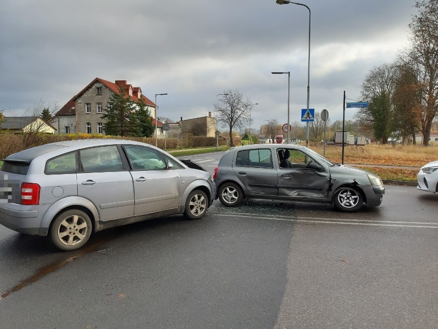 Zderzenie dwóch samochodów na starej obwodnicy Szczecinka [zdjęcia]