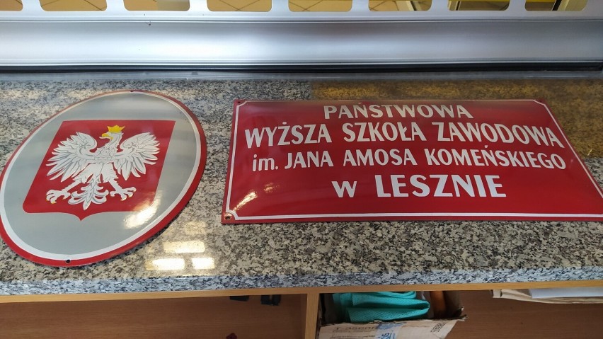 Pożegnanie z PWSZ w Lesznie. Z murów uczelni ściągnięto tablice z nazwą uczelni ZDJĘCIA
