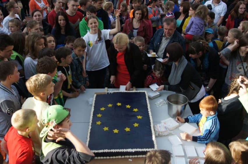 Urodziny UE w Lędzinach na Placu Farskim