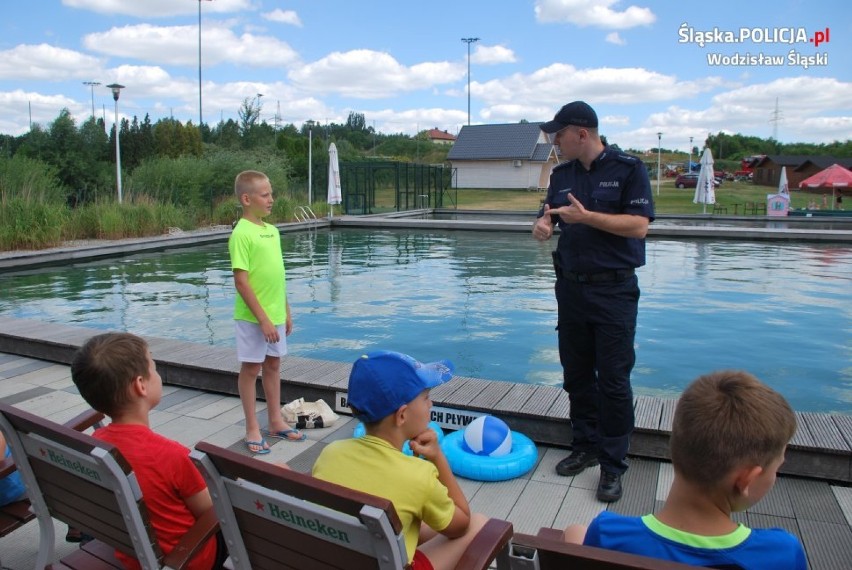Wodzisławscy policjanci i strażacy odwiedzili wczoraj dzieci...