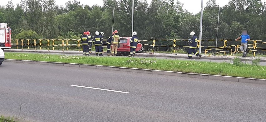Samochód osobowy uderzył w barierki na ulicy Matuszczyka w...