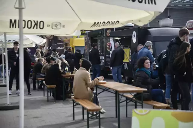 W niedzielę po południu na zlot food trucków na parkingu Omni Centrum przy ulicy Mireckiego przyszło wielu miłośników egzotycznego jedzenia.