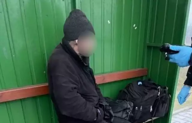 Policjanci z Lublińca pomogli bezdomnemu, który leżał nieopodal McDonalda