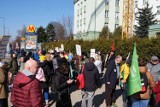 Warszawa. Demonstracja przeciw rasizmowi przed siedzibą Straży Granicznej. "Wszyscy uchodźcy mile widziani"