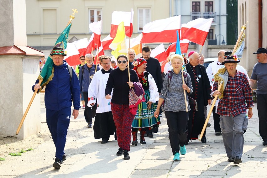 Ponad 250 pielgrzymów z Łowicza i okolic zmierza na Jasną...