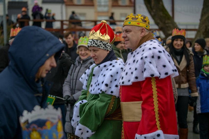 Tak wyglądał Orszak Trzech Króli w 2021 roku w Kłobucku [ZDJĘCIA]. Burmistrz Jerzy Zakrzewski był jednych z monarchów.