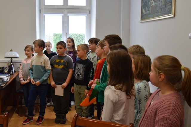 Drugoklasiści wybrali się na wycieczkę do Urzędu Miasta Zduńska Wola. Dzieci ze szkoły Podstawowej nr 6 w Zduńskiej Woli spotkały się z prezydentem miasta i dowiedziały jakimi sprawami zajmuje się samorząd.