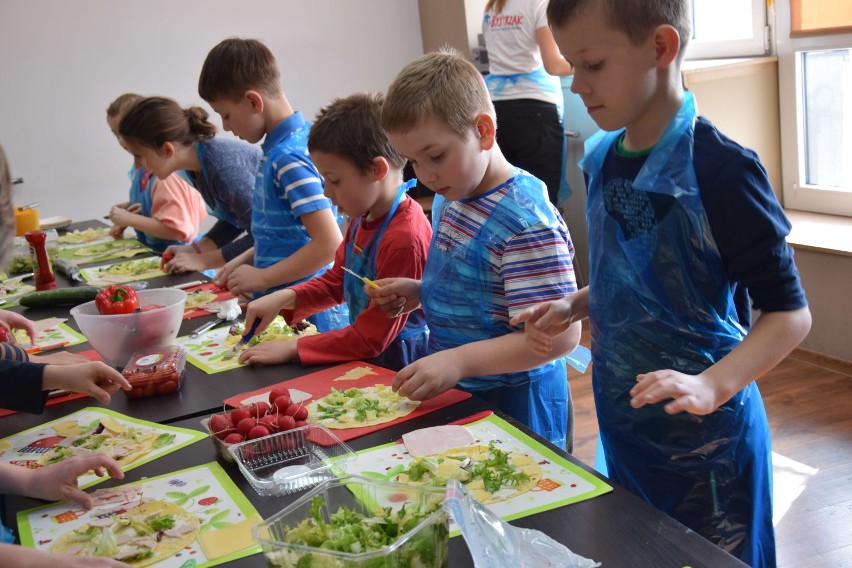 Łazy: Dzieci uczyły się przygotować zdrowe śniadanie ZDJĘCIA