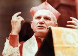 Beatyfikacja Jana Pawła II. Relikwia z krwią papieża widoczna z czterech stron