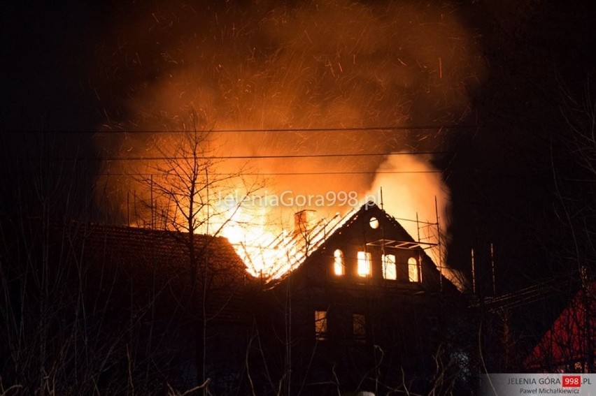 Groźny pożar budynku pod Jelenią Górą. W trakcie pożaru wybuchła butla z gazem (ZDJĘCIA)
