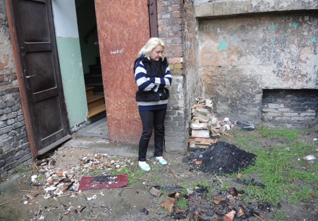 Lilia Pawlikowska pokazuje pozostałości po akcji gaśniczej strażaków. - To już drugi raz jak coś takiego się tutaj zdarzyło, przez kilka lat po pierwszym pożarze nic nie zrobiono - mówi lokatorka.