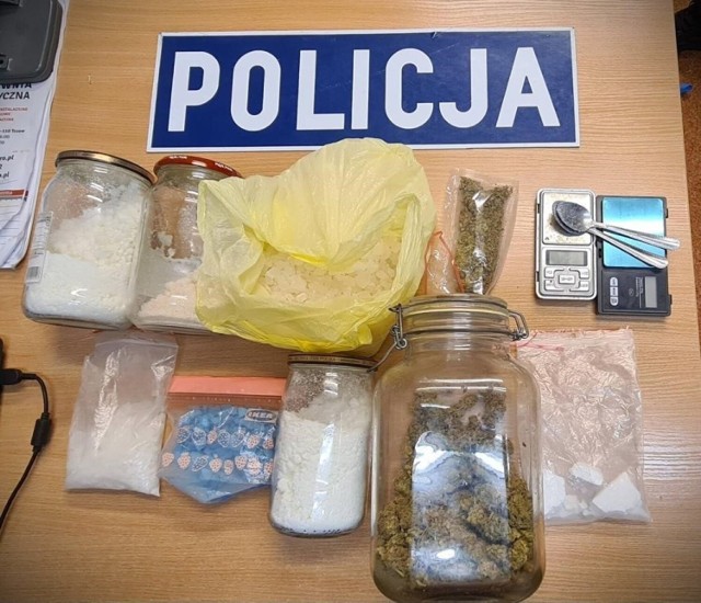 Ponad dwa kilogramy narkotyków znaleźli policjanci z Tczewa w mieszkaniu 30-letniego mężczyzny. To: mefedron, MDMA, amfetamina, kokaina i marihuana.