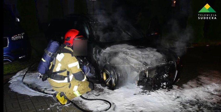 Straż pożarna gasi płonący samochód kolegi, BMW spaliło się...