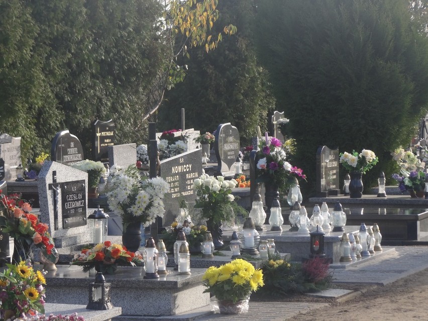 Pleszewianie przystroili groby bliskich na cmentarzu...