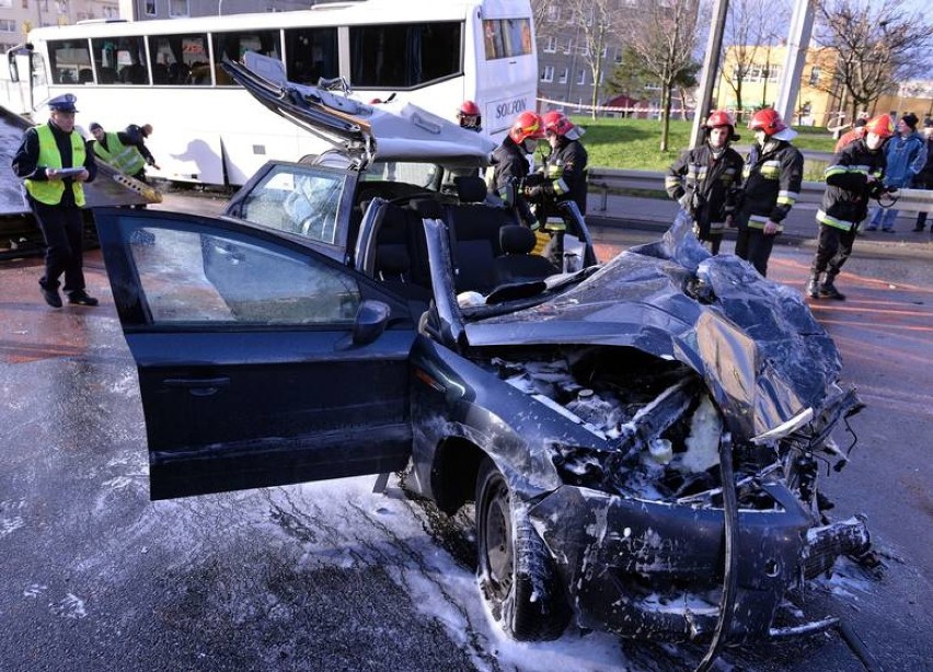 Gdynia. Kartka z kalendarza. 1.12.2015. Wypadek autokaru z dziećmi na estakadzie Kwiatkowskiego. Są poszkodowani. Śmigłowiec LPR w akcji