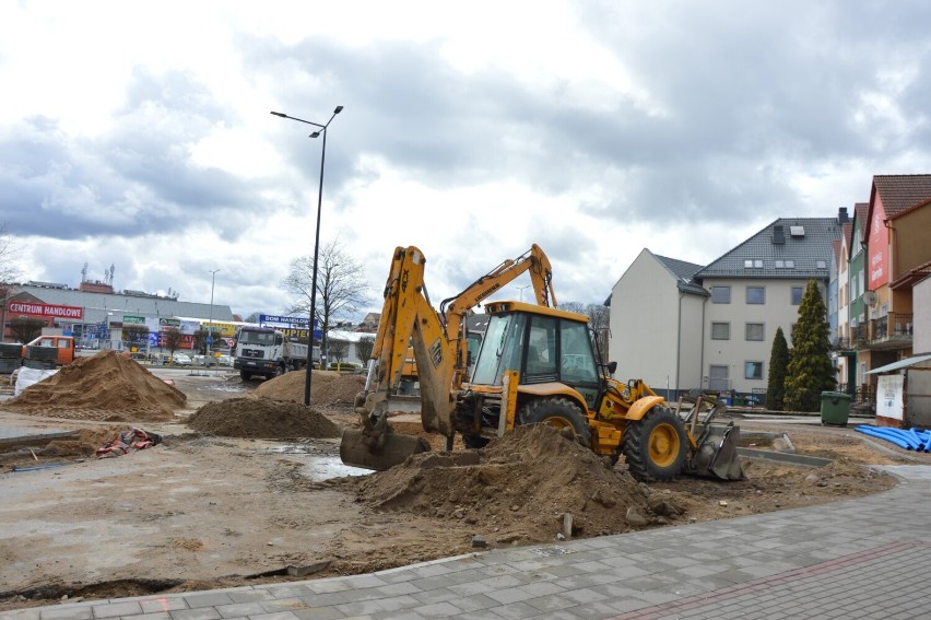 Lębork. Prace idą pełną parą i nowy parking w centrum rośnie w oczach.