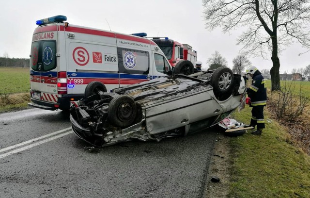 Skoda wyleciała z drogi i dachowała. Dwie osoby ranne