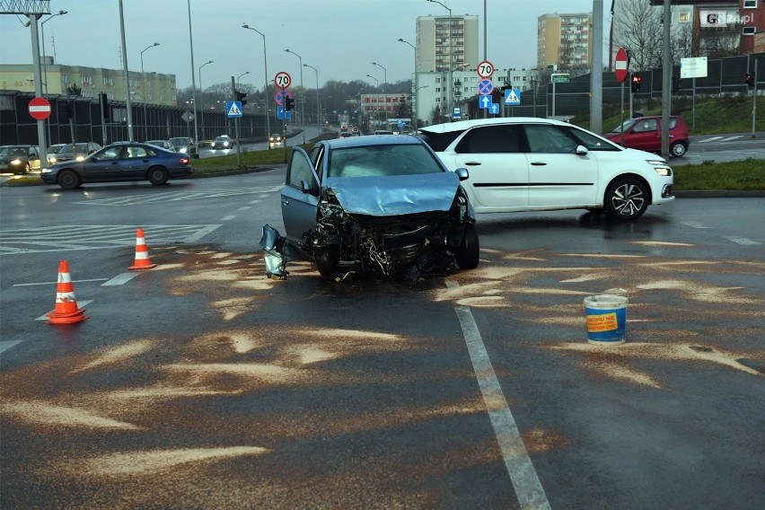 Poranna stłuczka w Szczecinie. Zderzenie autobusu i samochodu osobowego - 18.12.2020