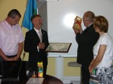 Burmistrz Łowicza dostał dyplom i słoik miodu